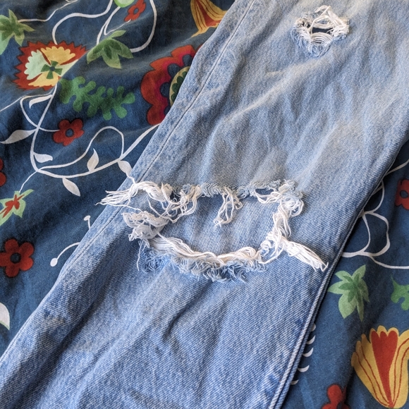 Levi's 501 Distressed Light Wash Cropped Jean High Waisted - Picture 9 of 13